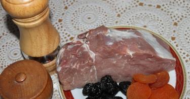 Свинина с курагой и черносливом в духовке: рецепты пикантных вторых блюд Мясо запеченное в духовке с черносливом пошаговый
