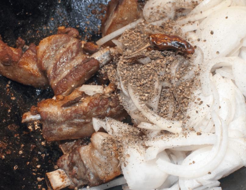 Свиные ребрышки рецепт на сковороде пошаговый. Как вкусно пожарить свиные ребрышки с луком