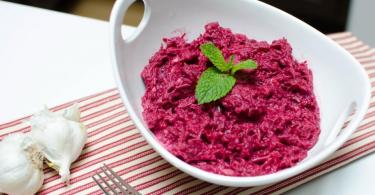 Sarımsaq ilə qırmızı çuğundur salatı: ən yaxşı reseptlər