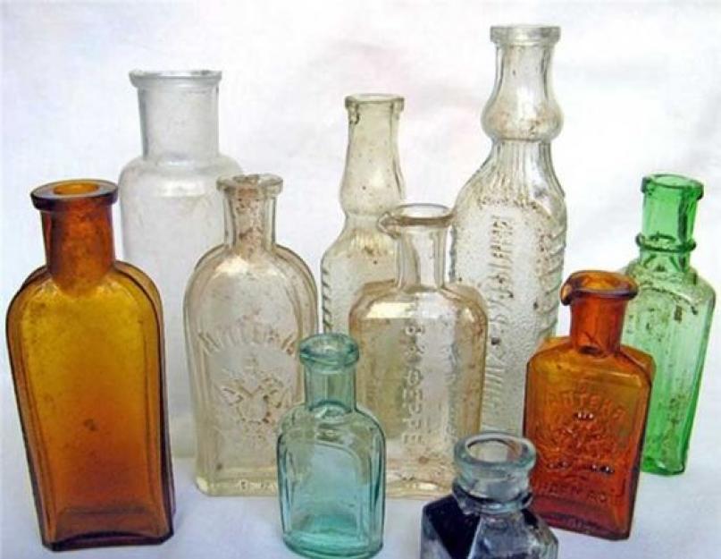Первая бутылочка. Аптекарские флаконы 19 века. Старинные бутылки. Старая бутылка. Стеклянные бутылочки старинные.