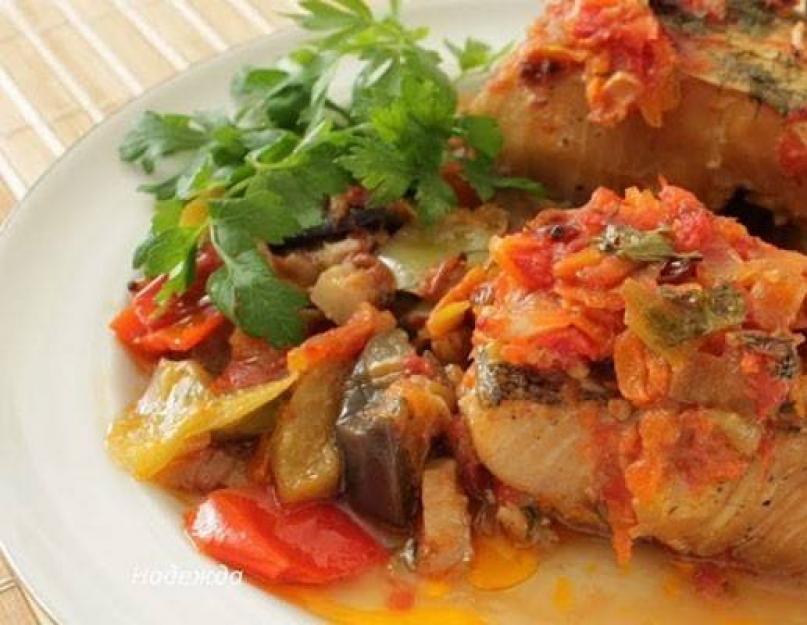 Запеченная рыба с овощами. Жареная рыба на сковороде с замороженными овощами Рыба с овощной смесью в духовке