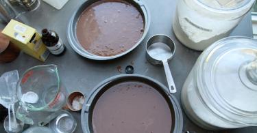 Домашние шоколадные торты с клубникой